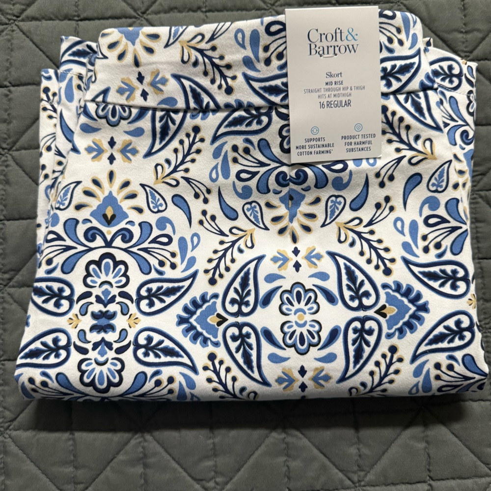 Kohl's Colt & Barrow Blue and White Floral Skort